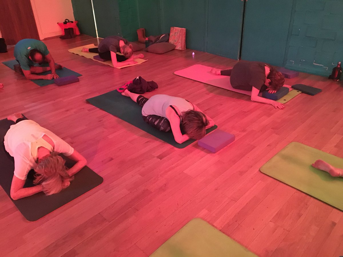 StriveforfiveBC's tweet photo. A packed house for the yin workshop as part of #striveforfiveBC raising almost £500 for @bowelcancer @Bowel_Cancer_UK 
Thank you to everyone who took part and of course the lovely teachers who gave their time and talent. Massive thanks to @TheMarlowClub for all the fab support. https://t.co/XDHLXUO3rB