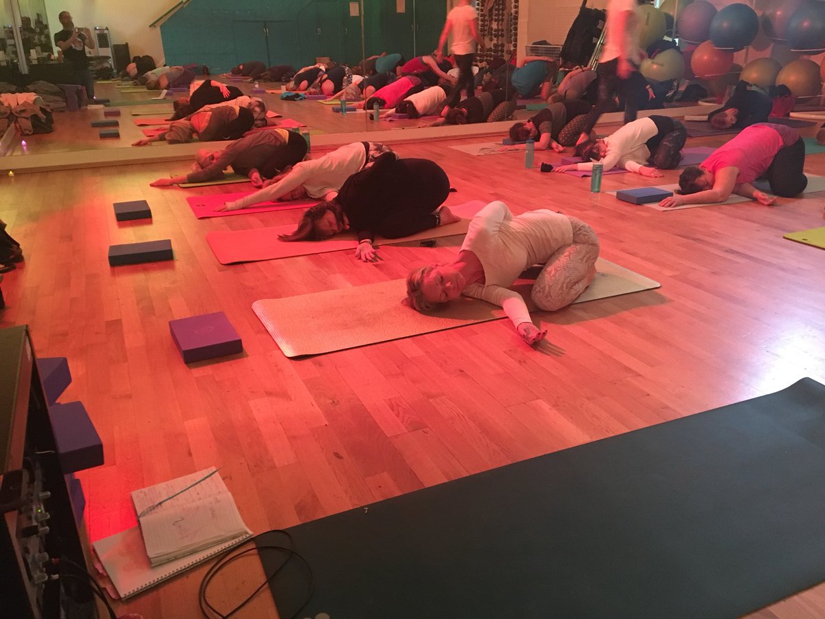 StriveforfiveBC's tweet photo. A packed house for the yin workshop as part of #striveforfiveBC raising almost £500 for @bowelcancer @Bowel_Cancer_UK 
Thank you to everyone who took part and of course the lovely teachers who gave their time and talent. Massive thanks to @TheMarlowClub for all the fab support. https://t.co/XDHLXUO3rB