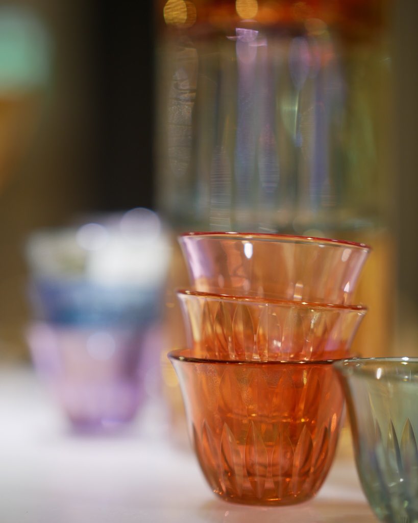 js_thjscover's tweet photo. Mooi, die olieachtige tinten in dit gekleurde, geslepen glas. #glass #colouredglass #ambiente #frankfurt https://t.co/Zl1xewSGPR