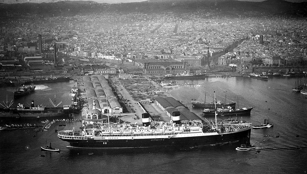 Sr_JOF's tweet photo. El @portdebarcelona en una maravillosa foto aérea de 1929 tomada por Josep Gaspar. https://t.co/YyOC3BNnIP