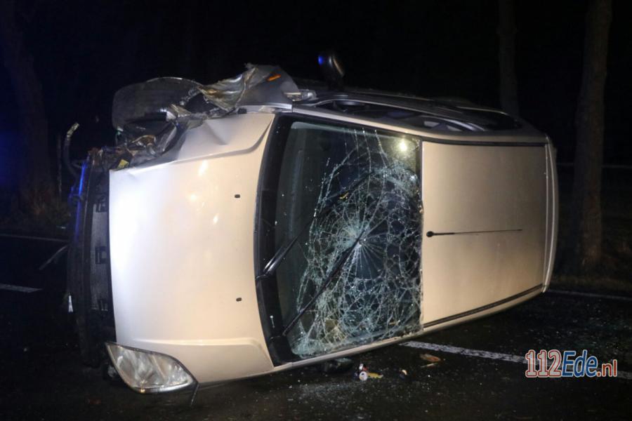 🚨 Auto op zijn kant na ongeval op de Lage Valkseweg 112.press/QKWpfj #Wekerom #112Ede https://t.co/jfRA56C1zz
