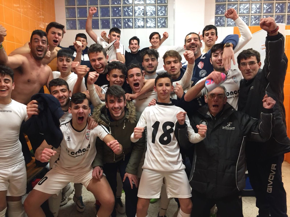 Esta es la imagen tras haber conseguido una gran victoria, sabiendo sufrir. Pero consiguiendo la meta, ganar al líder. Ahora mucho más cerca de nosotros. Seguiremos trabajando para conseguir cosas como estas. Y esas cosas no podrían haber sido sin vosotros. GRACIAS AFICIÓN!!