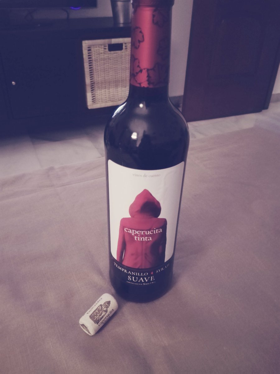 Inmitate26's tweet photo. Y así empieza el sábado noche #caperucitatinta https://t.co/fKSrM3sOx1