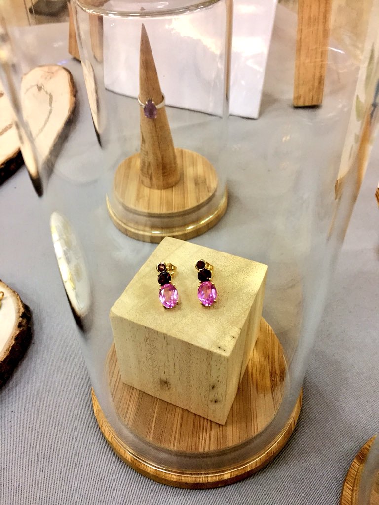 <a href="/emejoyas/">eme jewels</a> de nuevo nos deslumbró con su nueva colección en #WapapopValencia para novias, una auténtica preciosidad! Gracias por apoyarnos y enseñarnos tus #joyas #handmade #jewerly