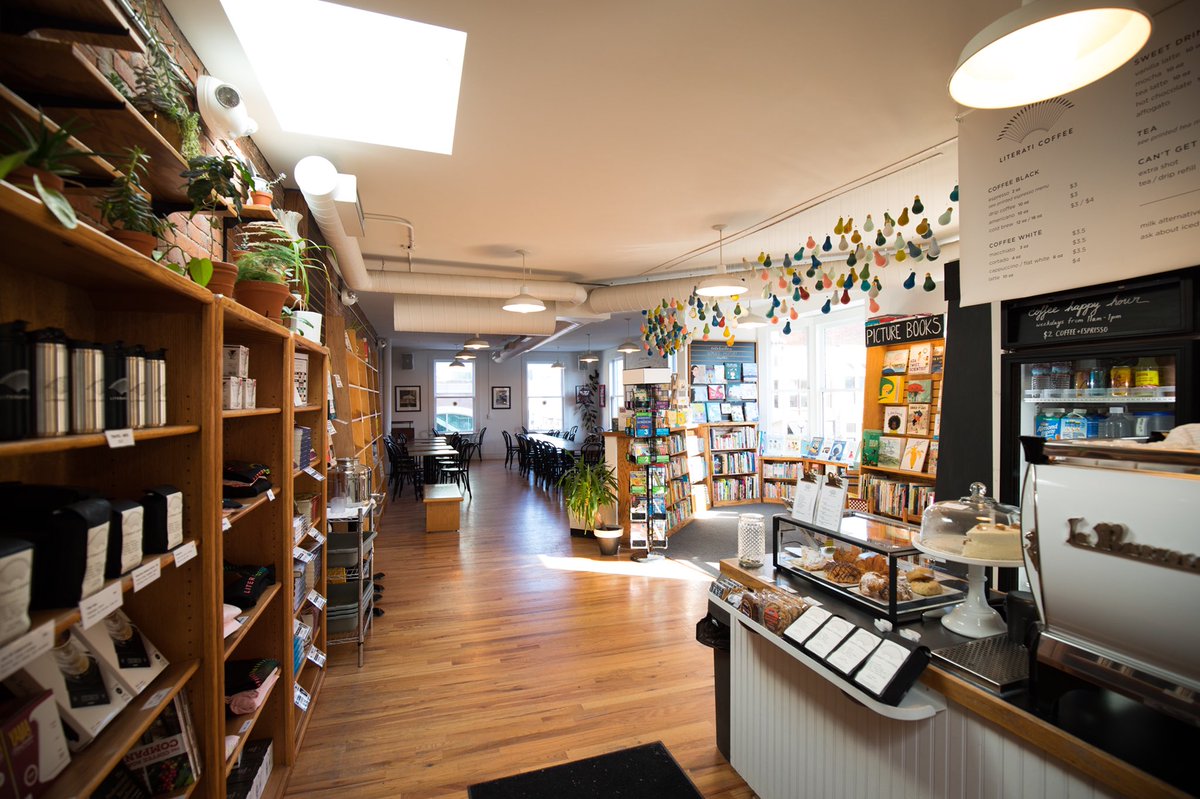 Morning light in the coffee shop 👌