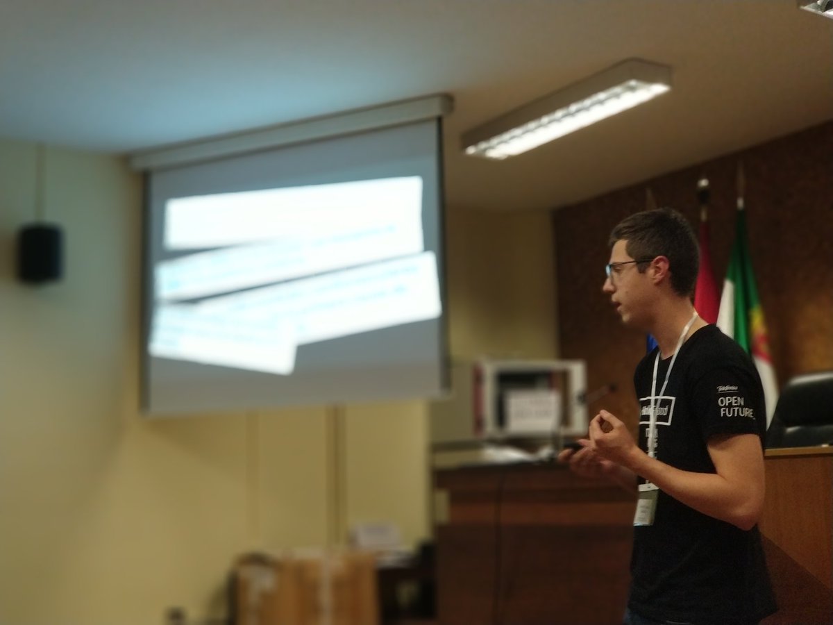 CatedraTEF_UEx's tweet image. Alberto Carreras y Mario Pajares nos presentan @heartBit_cc para la detección de enfermedades cardíacas mediante #MachineLearning #HackForGood