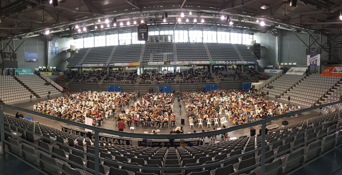 EMMCabrils's tweet photo. BRU-TAL la jornada d'avui amb més de 800 guitarres i baixos #25ACEM #EMMCabrils @ACEM_musica https://t.co/A4IZi5vmcI