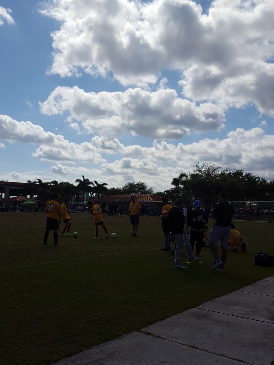 wsoccertalk's tweet photo. Always interesting to overhear conversations at local soccer field (here in Florida). Discussions are overwhelmingly about Man United-Liverpool game today. #MNULIV https://t.co/hc1GsV2ex7
