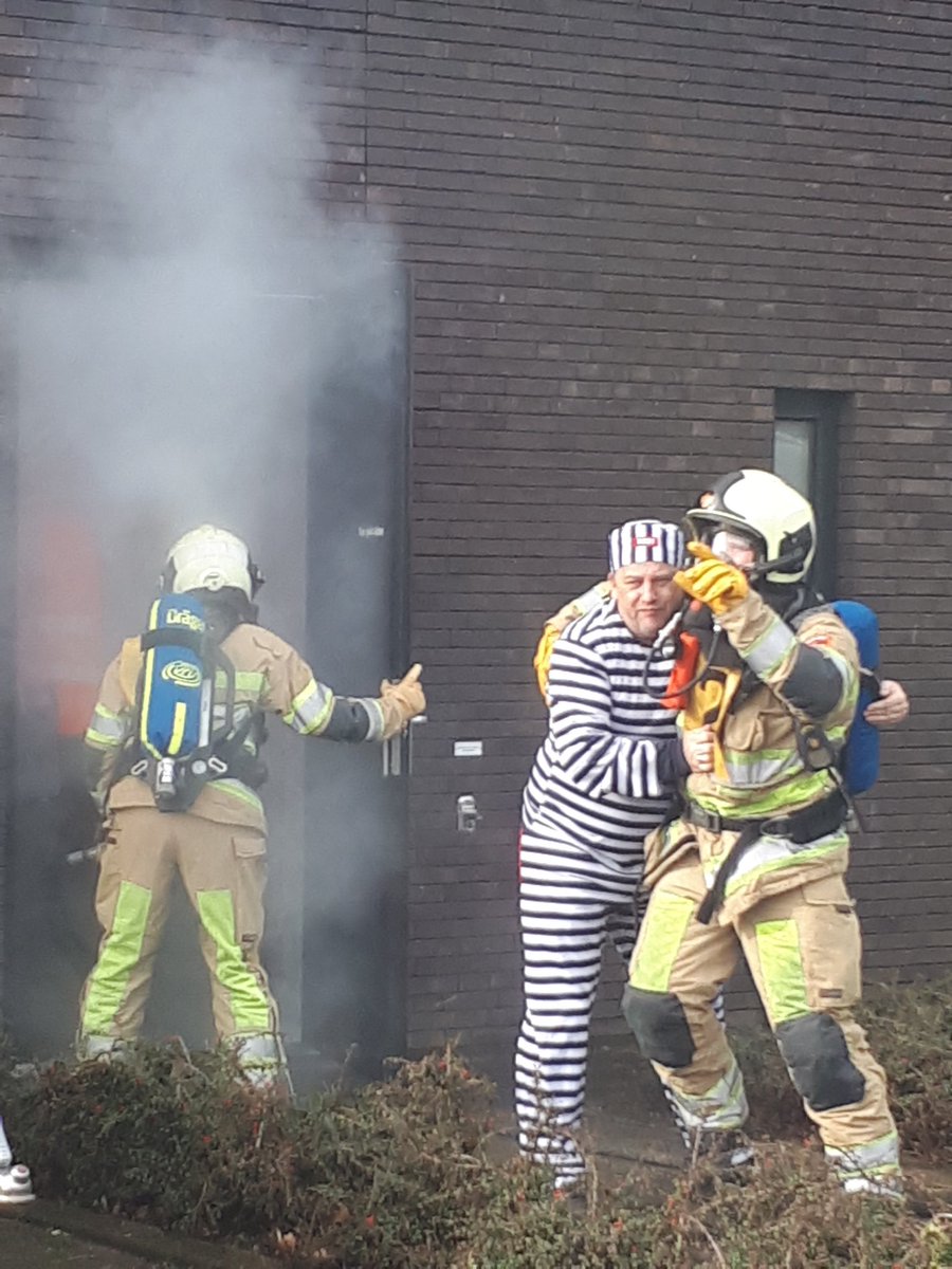 Wat een toestand! Een auto ramt opzettelijk de pui van het bureau De Meern. Er breekt brand uit en arrestanten zitten nog in de cel. Gelukkig slechts een uitdagend oefenscenario voor de brandweer vandaag aan ons bureau.