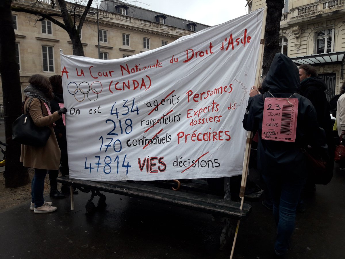 commeunbruit's tweet photo. De l’autre côté, certaines mesures attaquent directement nos emplois et notre travail 
Cela va :
- aggraver la cadence et charge de #travail et 
- en pesant sur notre charge de travail, réduire la qualité de la #justice de la #CNDA
#cndaengreve #refugies https://t.co/YdqLQFhiUr
