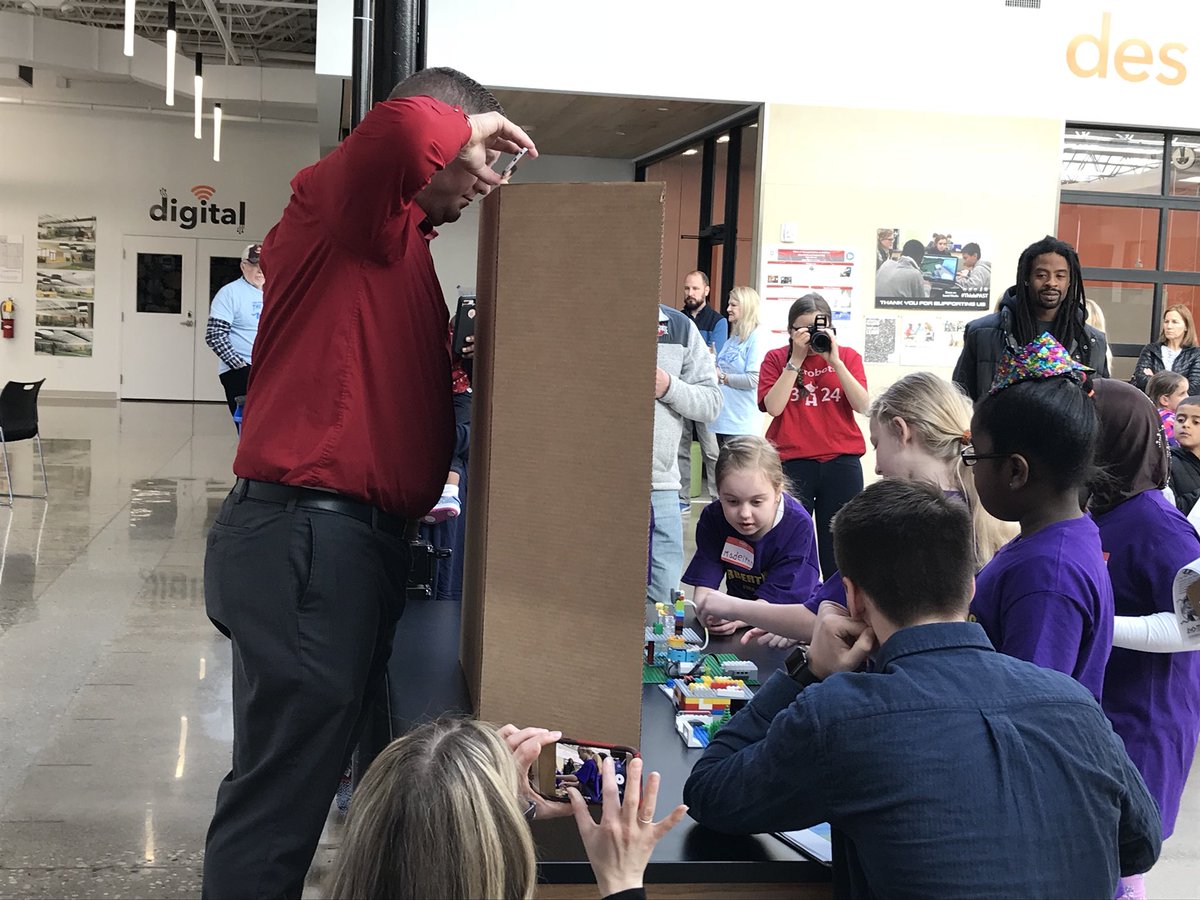 MsMEWeeks's tweet photo. Presenting for the judges! #proudprincipal #HMRobotics #WeRSTEM @ReynSchools #reynproud @HMSTEMtigers @MrsForino @MissMcMannis https://t.co/TJ95YqUW6e