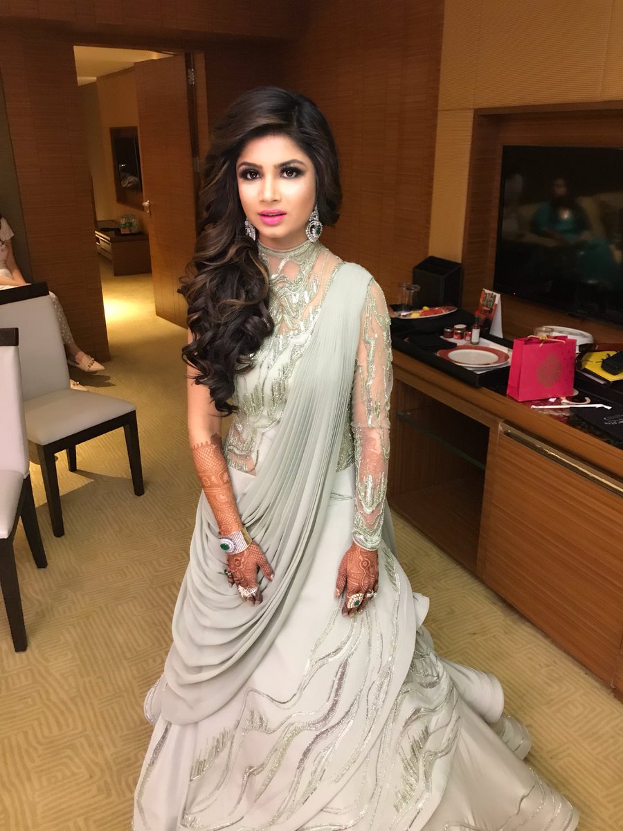 OjasRajani's tweet photo. The very gorgeous ridhi sheth hairnmakeup ojasrajani @ojasrajani @hotel_saharastar @gauravguptaofficial @thebridesofindia #nagpur #nagpurbride #juhu #wedmegood #weddingplz #weddingsutra #gauravgupta #wedwise #wedwire #dewymakeup #naturalmakeuplook #narslipstick #nagpurbride https://t.co/3tevGBpDPC