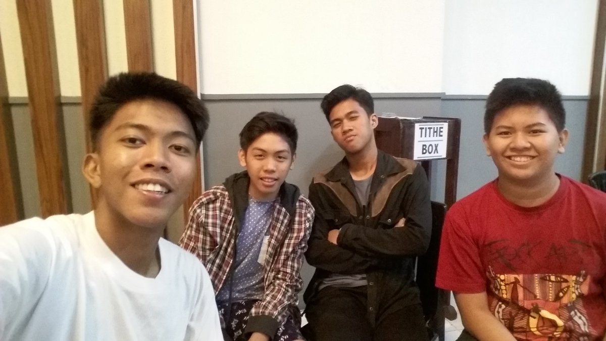 behindtheSeaaan's tweet photo. Meaningful breakout tonight. 💕 #discipleshipneverstops #grace https://t.co/QmGWz3I80d