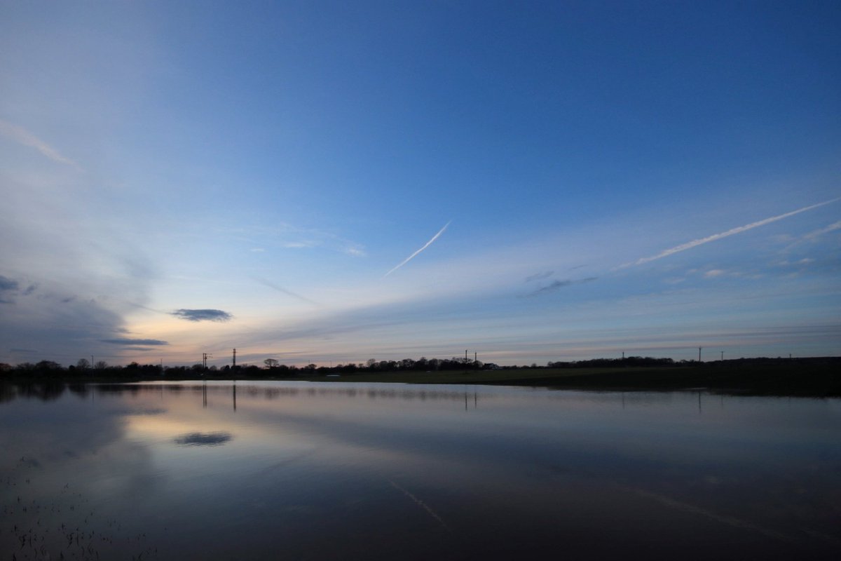 simoncwoodley's tweet photo. "Dreamy" A flooded field and subtle sunset. @StormHour @EarthandClouds https://t.co/xkTWa1CHan