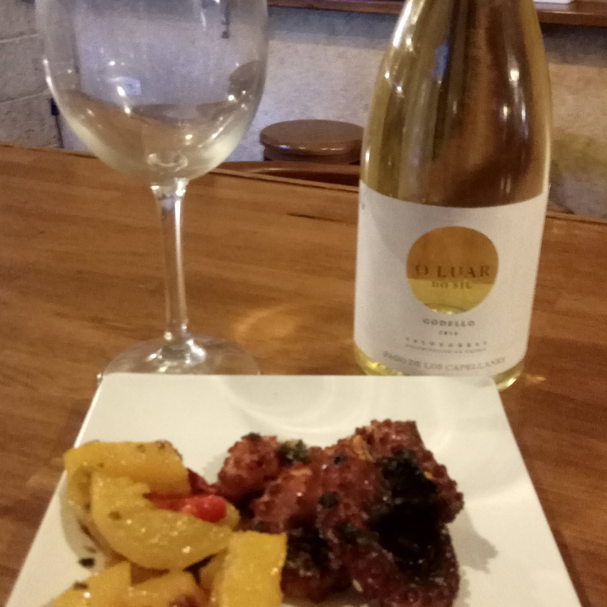 DemetrioRaul's tweet photo. Asado de pulpo con un gran vino oluar #Godello valdeorras te apetece #grumet #grandesvinos @YeclaCapital @rutasvinoespana https://t.co/JmB48kjjou