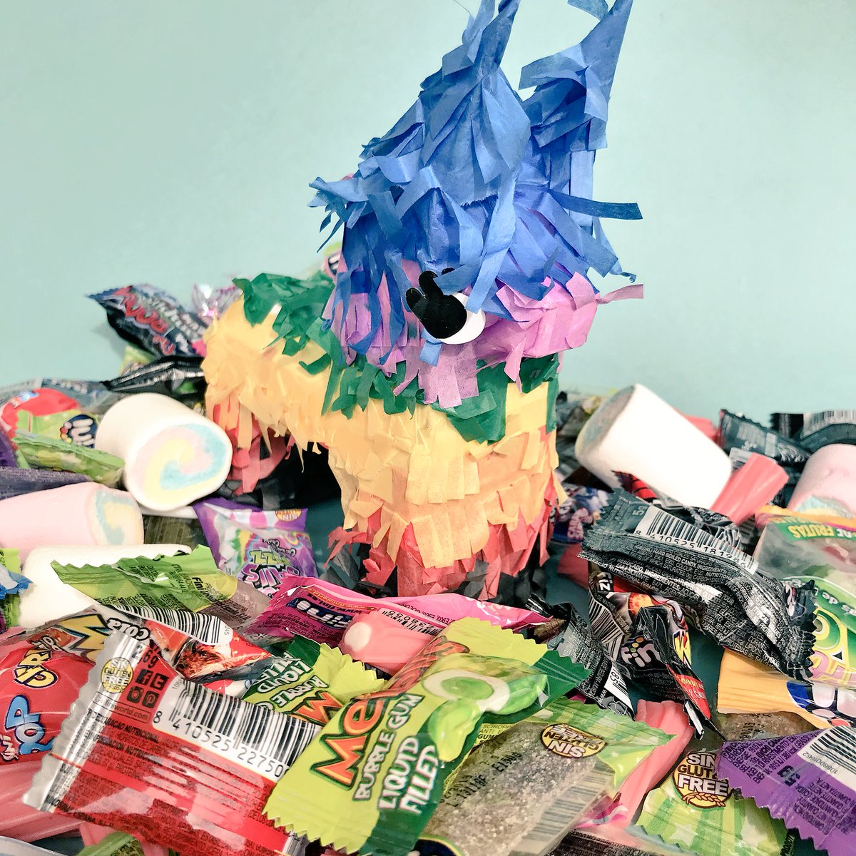 Fini_golosinas's tweet image. .@Strigoyu nos ha dado la clave... El ganador/a de la última #FiniPiñata90K ¡elegirá él mismo qué 3 chuches quiere recibir! 🎉
Vamos a por ella:
👉🏼 Síguenos
👉🏼 Golpea la piñata con RT
A las 19:15h, la piñata estallará y ¡habrá un ganador/a de tres chuches a elegir!