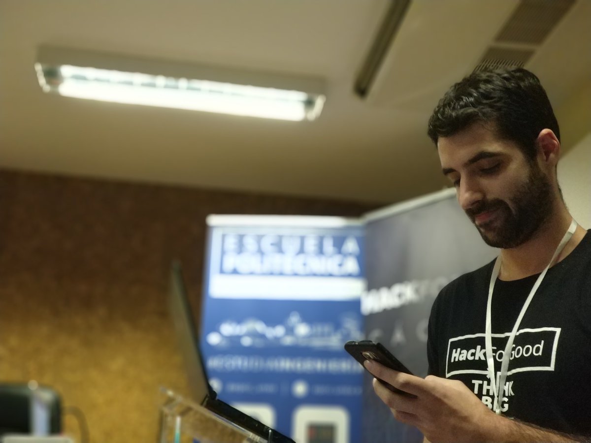 CatedraTEF_UEx's tweet photo. Estupenda idea la del equipo #One4All para mejorar la accesibilidad de las personas discapacitadas #HackForGood https://t.co/hYZNVekQYt