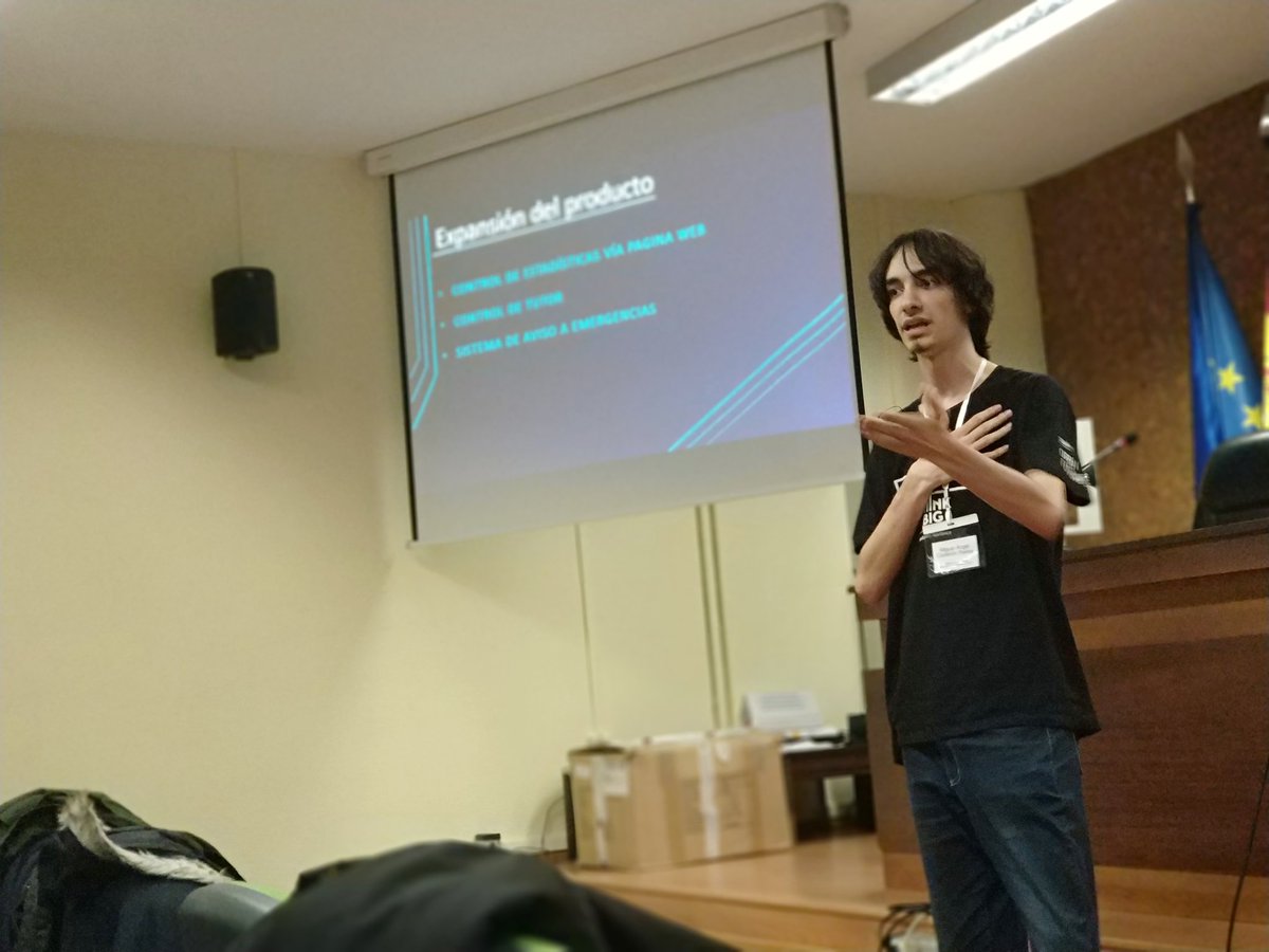 CatedraTEF_UEx's tweet photo. Estupenda idea la del equipo #One4All para mejorar la accesibilidad de las personas discapacitadas #HackForGood https://t.co/hYZNVekQYt
