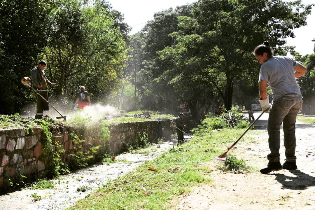 CelesteSenadora's tweet photo. Con el apoyo del Comité 40 y la Comisión Vecinal, fuimos a fumigar casa por casa en la Vía Férrea y San Juan, para la lucha contra el dengue. Esto no podemos hacerlo solos: comenzá por tu casa y cuidémonos a todos. Porque esta lucha #GanamosConVos. https://t.co/alnqfPk2GB