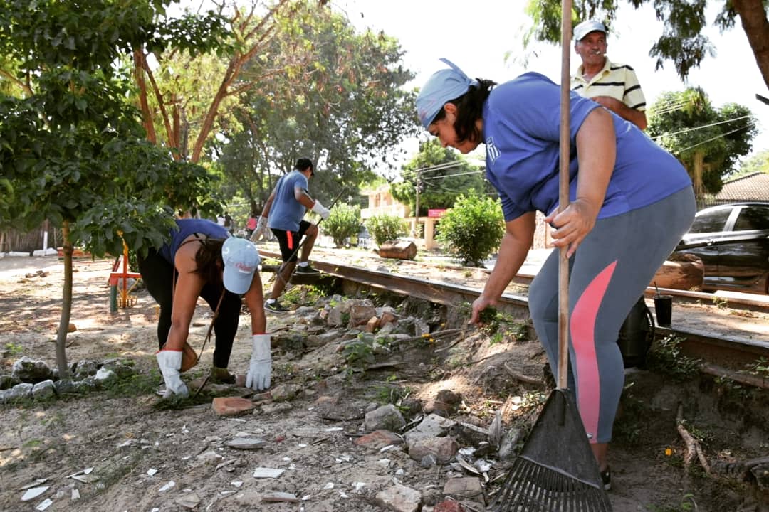 CelesteSenadora's tweet photo. Con el apoyo del Comité 40 y la Comisión Vecinal, fuimos a fumigar casa por casa en la Vía Férrea y San Juan, para la lucha contra el dengue. Esto no podemos hacerlo solos: comenzá por tu casa y cuidémonos a todos. Porque esta lucha #GanamosConVos. https://t.co/alnqfPk2GB