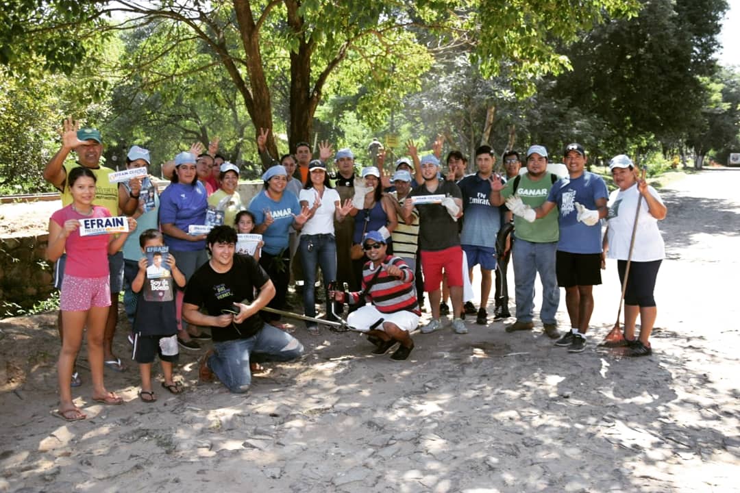 CelesteSenadora's tweet photo. Con el apoyo del Comité 40 y la Comisión Vecinal, fuimos a fumigar casa por casa en la Vía Férrea y San Juan, para la lucha contra el dengue. Esto no podemos hacerlo solos: comenzá por tu casa y cuidémonos a todos. Porque esta lucha #GanamosConVos. https://t.co/alnqfPk2GB