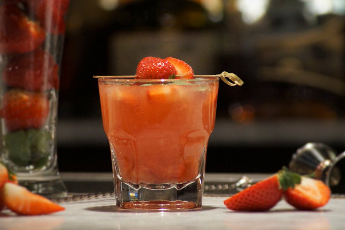 Cubanyc's tweet photo. Kick off your weekend with our delicious strawberry Caipirinha!
.
.
.
#unlimitedcocktails #strawberrycaipirinha #mimosas #tecubano #sparklingmojito #sangria #cubsnbrunch #boozybrunch https://t.co/sMKDlPelBG