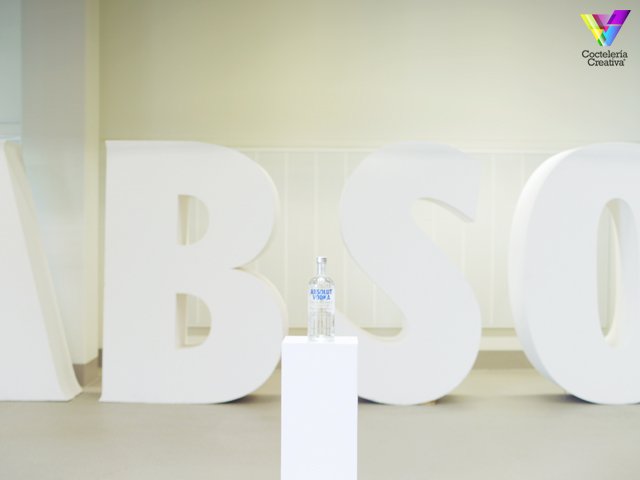 CreativeBar's tweet photo. #Transparencia ➡ Un vodka sin nada que ocultar: @absolut_es https://t.co/3UxcDASy95 #absolutvodka #thevodkawithnothingtohide https://t.co/XUSNjhbNpH