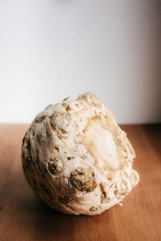 MuizenPDelhaize's tweet photo. Wist je dat #knolselder vochtafdrijvend en ontstekingsremmend werkt? Tijd dus om deze aan je menu toe te voegen! https://t.co/NwTc9eth2C