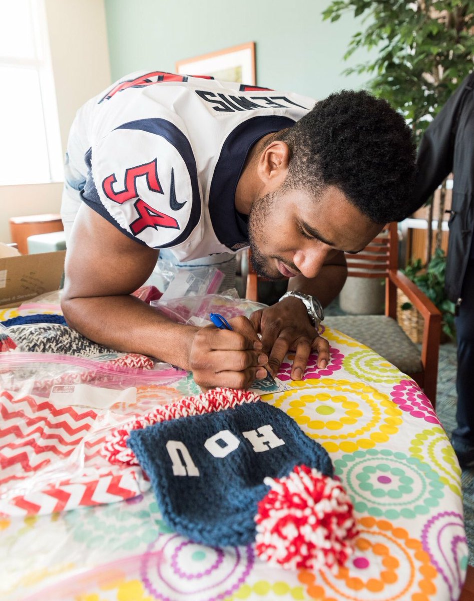 Thanks @818Ministries for making a difference! <a href="/MrPrimetime4/">LaTroy Lewis</a> met patients at <a href="/MDAndersonNews/">MD Anderson News</a> 💙