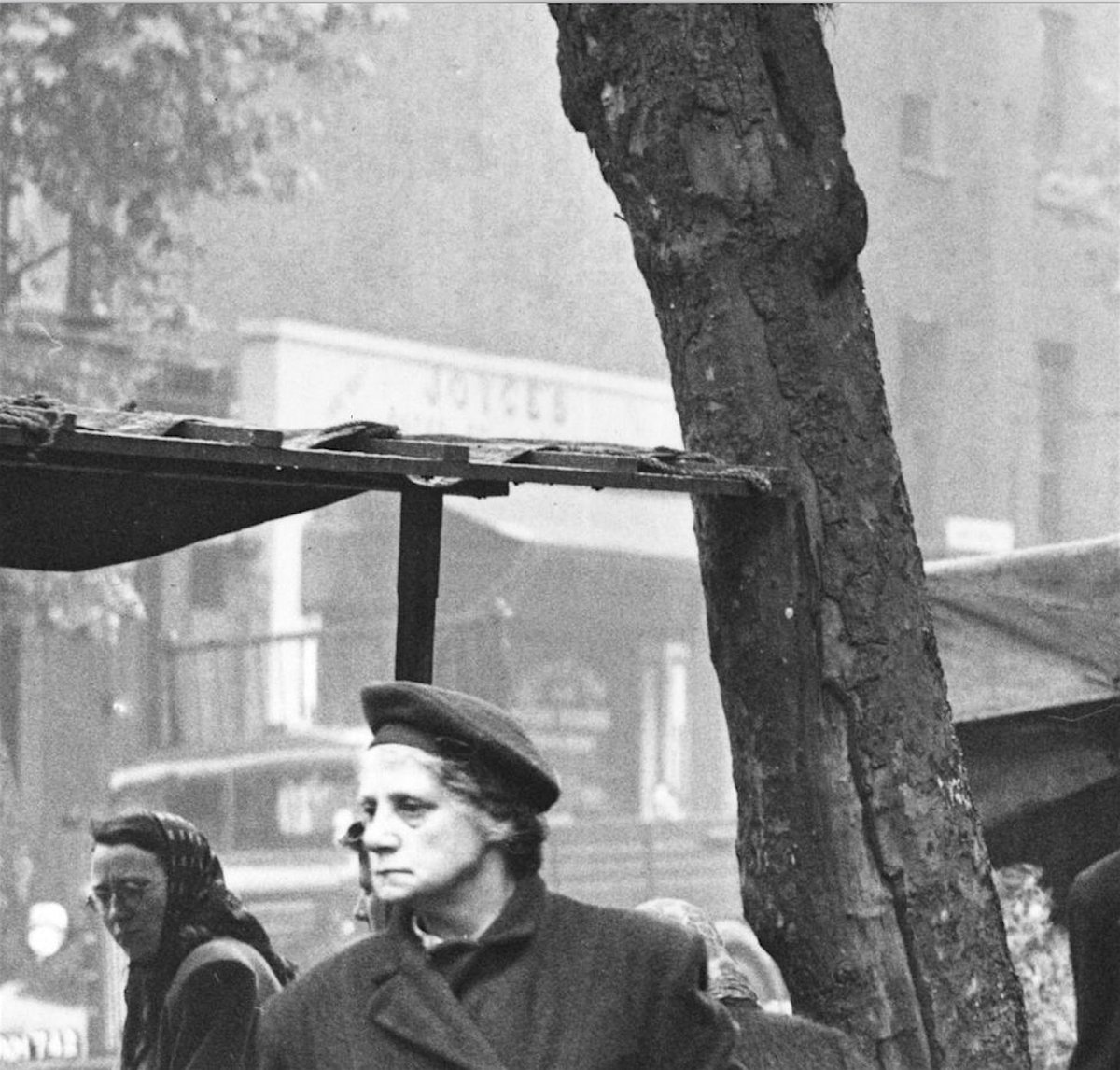 Tower Bridge Road. 'Joyces' Pie'n'mash shop on the other side of the road to the left - Late '40's early '50's. @Manzes_SE1 @TowerBridgeRd @towertandoori @BermondseySt