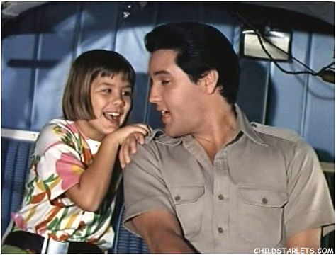 diegofaistauer's tweet photo. Donna Butterworth  e Elvis Presley em No Paraíso do Havaí (Paradise, Hawaiian Style, 1966). https://t.co/H38tPvHO4U