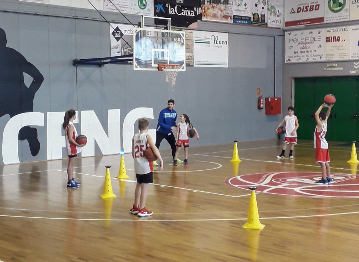 jordireg's tweet photo. Bon clínic amb el #Fitlight a càrrec de Kim Gispert. Moltes idees i molta feina a fer. Seguim! @CENGArtesaSegre @FCBQtecnic @FCBQ #aprenentdelsmillors https://t.co/y9qGK7DyQV