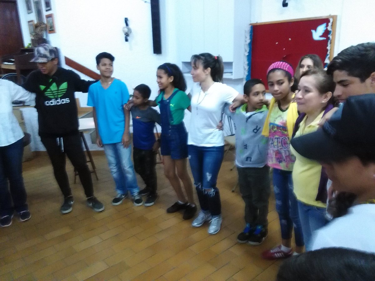 fundaepekeina's tweet image. Juntos como hermanos beneficiarios, voluntarias y facilitadoras rezan el &quot;Padre Nuestro&quot; al cerrar la 1ra jornada del taller #OraciónyVida #EvangelizaciónDeNiños #ProgramaInfantil #LaBoyera #10Mar