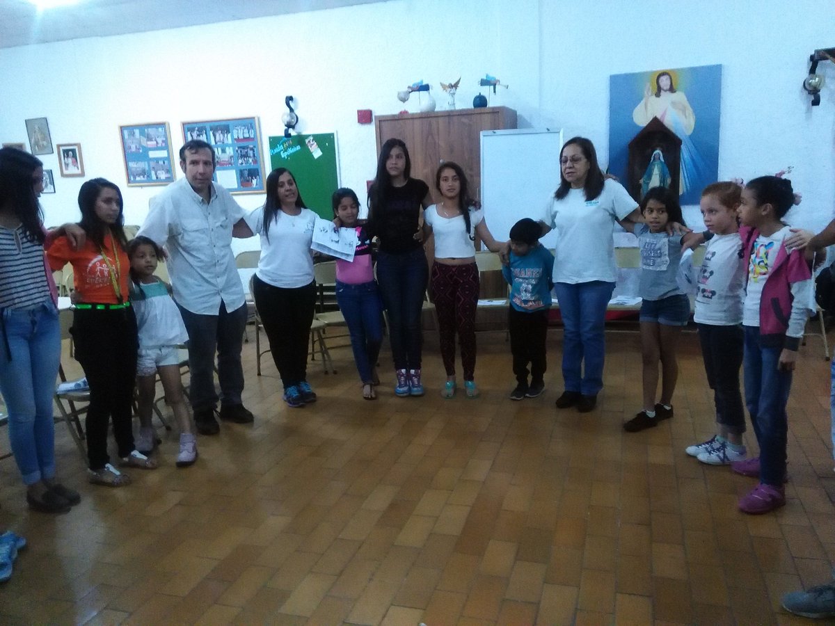 fundaepekeina's tweet image. Juntos como hermanos beneficiarios, voluntarias y facilitadoras rezan el &quot;Padre Nuestro&quot; al cerrar la 1ra jornada del taller #OraciónyVida #EvangelizaciónDeNiños #ProgramaInfantil #LaBoyera #10Mar