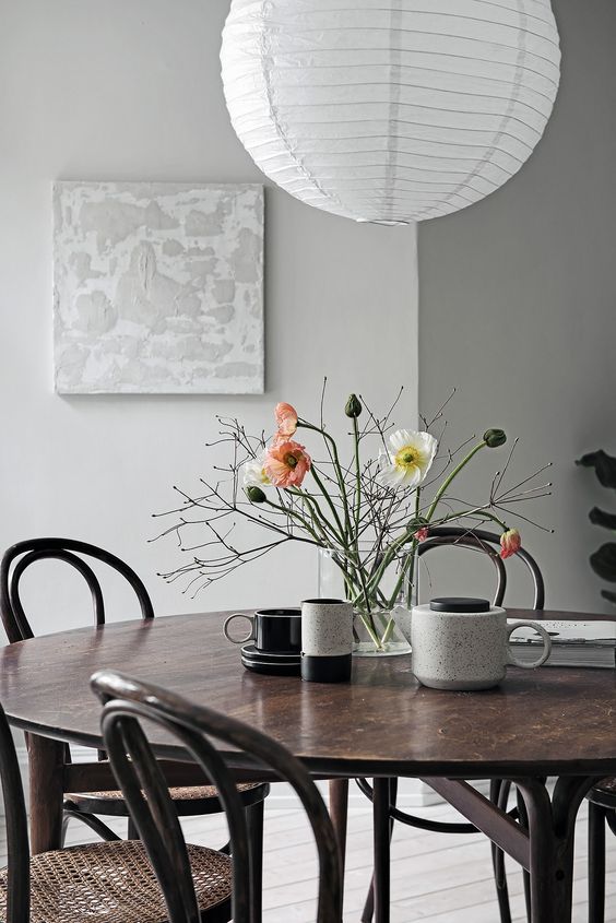 mikeahern_'s tweet image. Floral focal point - one of the oldest styling tricks in the book but so darn effective!  #interiorstyling #interiorstylingtips #diningroomdecor