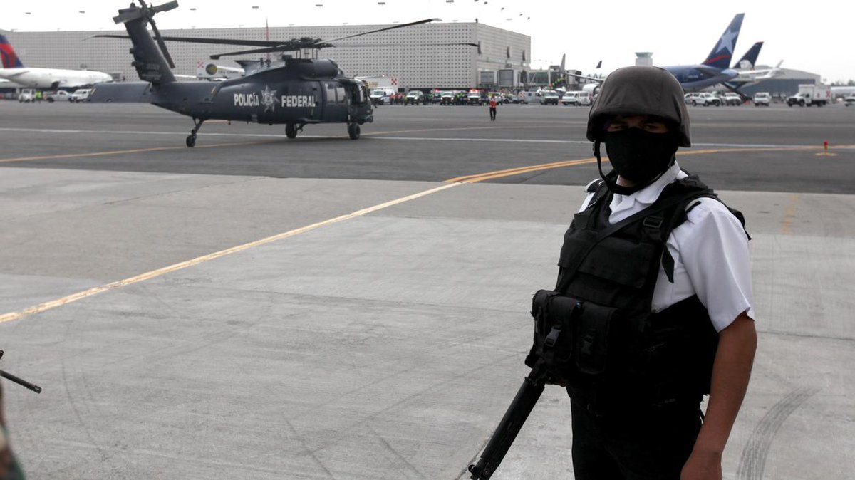 motherboard's tweet image. Feds bust CEO allegedly selling custom BlackBerry phones to Sinaloa drug cartel: bit.ly/2oZhuA3