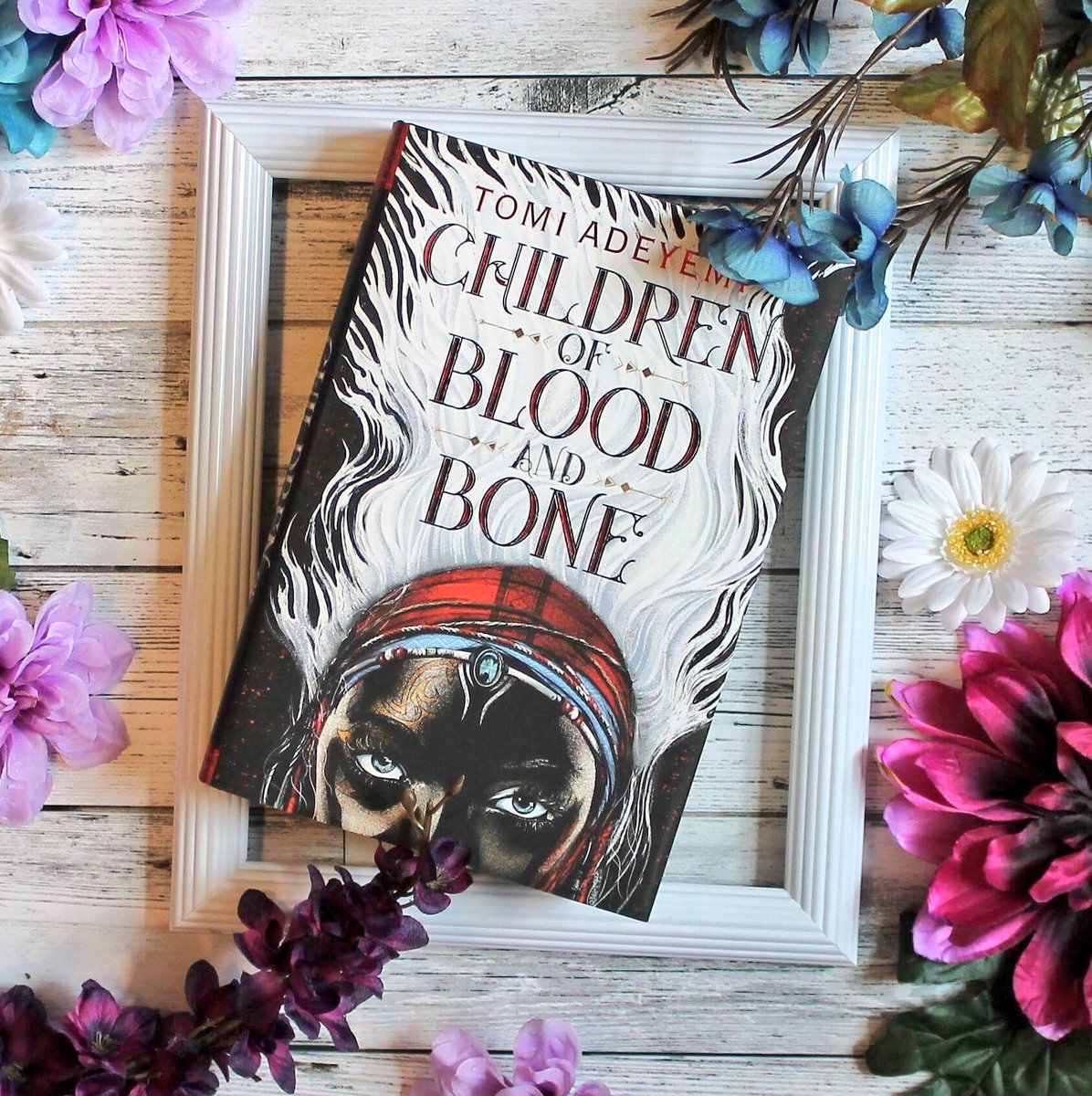 OnePageAtATime_'s tweet photo. My March Break Reading Goals : Finish #LanguageOfThorns by @LBardugo, and read #HeroAtTheFall by @AlwynFJH and #ChildrenOfBloodAndBone by @tomi_adeyemi 📚📖 #MarchBreak #ReadingGoals #Books https://t.co/O7heF8sQwp