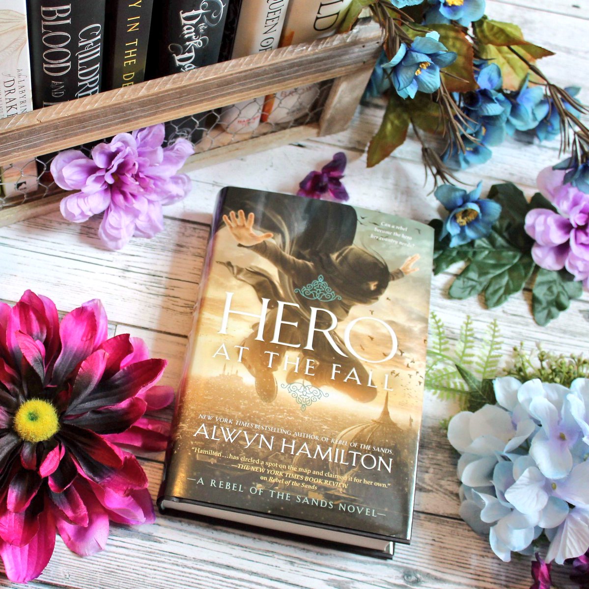 OnePageAtATime_'s tweet photo. My March Break Reading Goals : Finish #LanguageOfThorns by @LBardugo, and read #HeroAtTheFall by @AlwynFJH and #ChildrenOfBloodAndBone by @tomi_adeyemi 📚📖 #MarchBreak #ReadingGoals #Books https://t.co/O7heF8sQwp