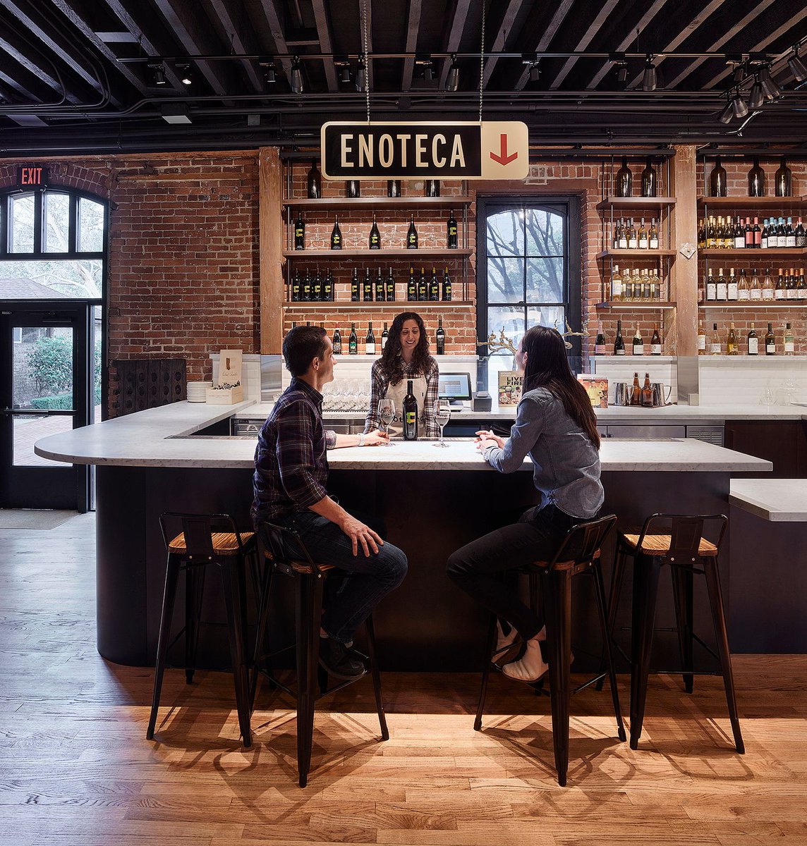 Grab your seat, order a glass and some lunch time eats! Make your resy today buff.ly/2oXBfrx