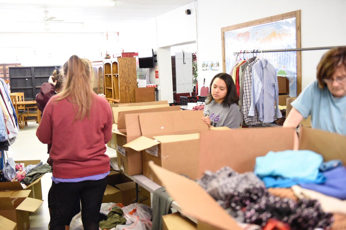 Thanks to the 1,000+ volunteers that are giving back to their community today during the Big Event! Go Bears!