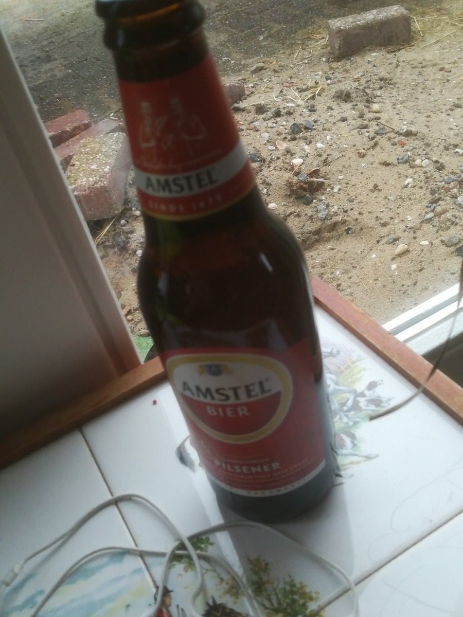 GAGerrit's tweet photo. Zo, het #strooi seizoen is bijna voorbij. Maar ik ben er zeker van dat ik nu niet hoef te strooien. Dus nu ff een lekker @AmstelBier_NL https://t.co/nKrWhaBcsq