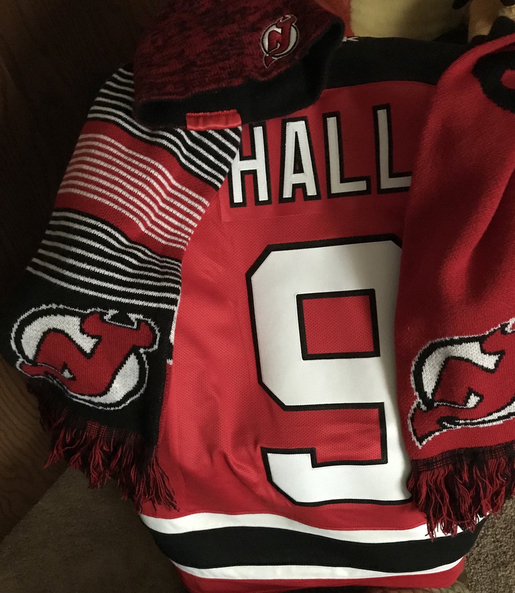 jaquewithaq's tweet photo. #pointstreak is over for @hallsy09 and while that makes me sad π’ Iβm happy that it happened! So time to wash my #dirty30jersey πππ₯
β£οΈπ€ #26games #hallforhart #hallforcaptain #sportygirlproblems #thanksforthememories #bestdirty30giftever @NJDevils @NHL https://t.co/6UiTWROrsJ