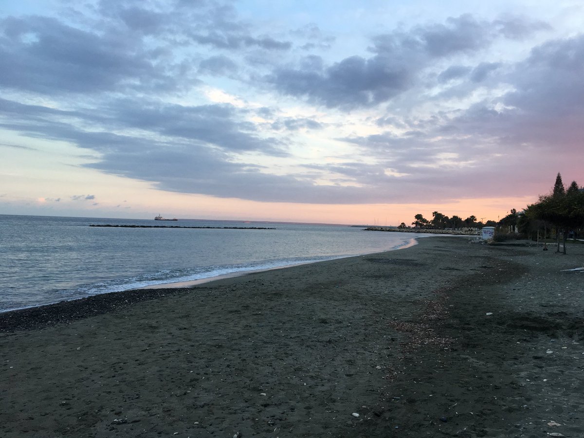 metaelen's tweet photo. Shades of a pastel sky.
#Limassol #calmness https://t.co/tcxYg0UrmF
