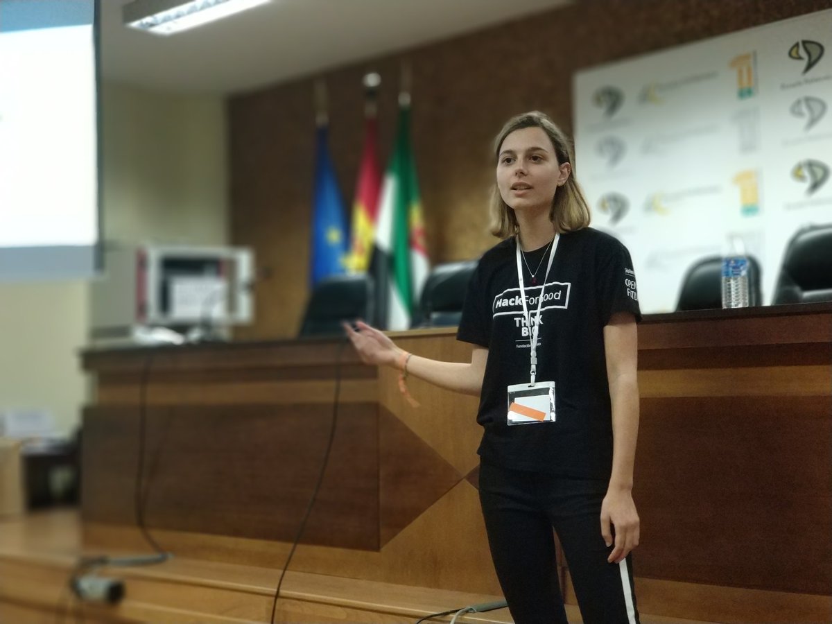 CatedraTEF_UEx's tweet image. Paula Manzano nos presenta @DoriPoll, proyecto para la detección de #Bullying en edades tempranas #HackForGood