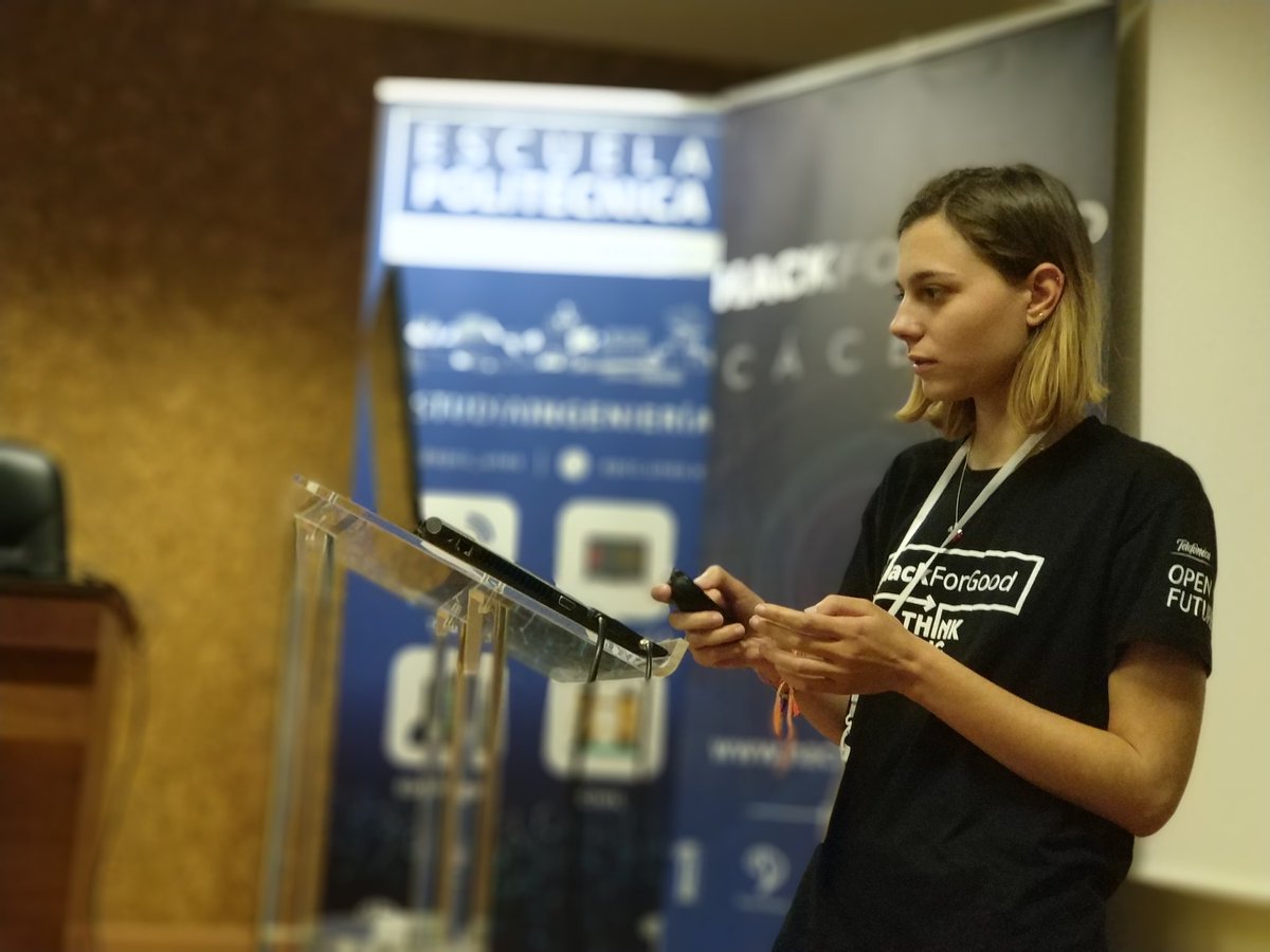 CatedraTEF_UEx's tweet image. Paula Manzano nos presenta @DoriPoll, proyecto para la detección de #Bullying en edades tempranas #HackForGood