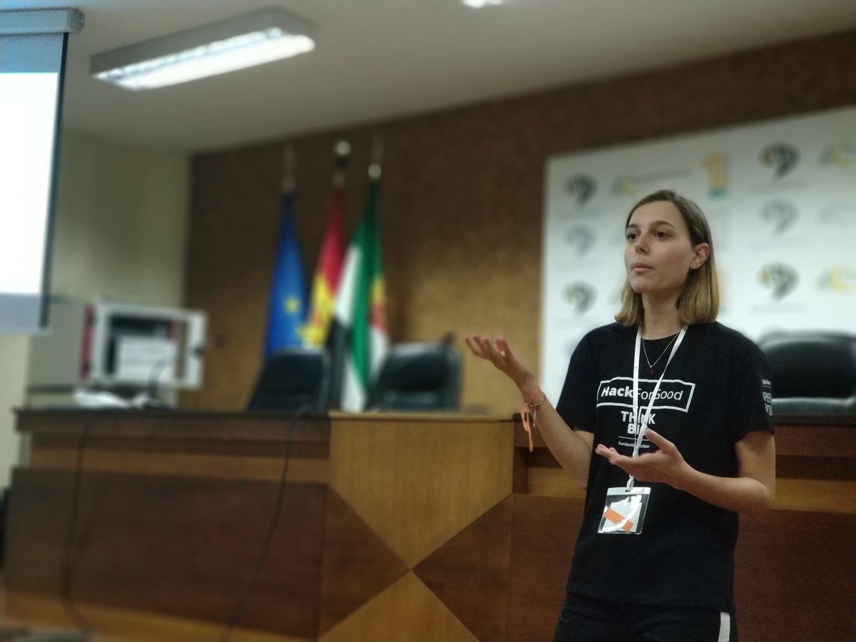 CatedraTEF_UEx's tweet image. Paula Manzano nos presenta @DoriPoll, proyecto para la detección de #Bullying en edades tempranas #HackForGood