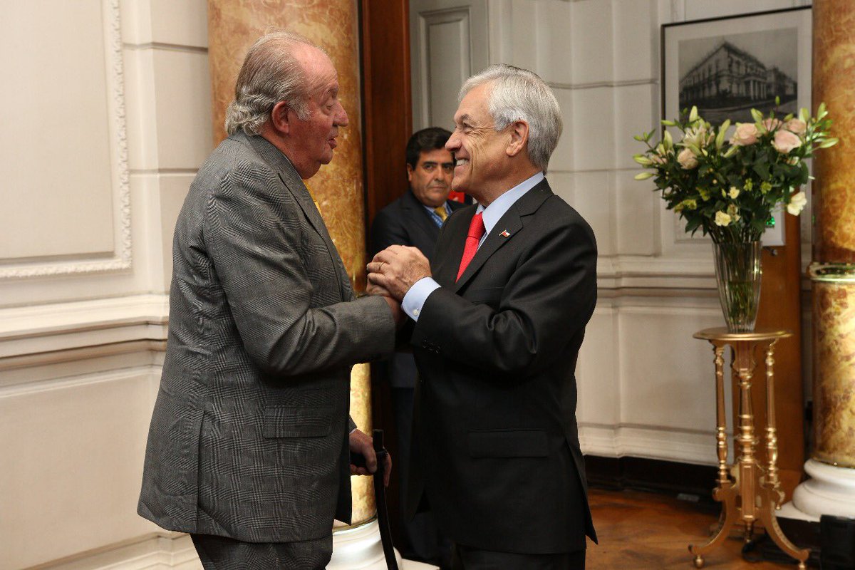 sebastianpinera's tweet photo. Junto al Canciller @robertoampuero, sostuvimos un fructífero encuentro con el Rey de España, su Majestad Don Juan Carlos I, a quien agradecemos su visita al #CambioDeMando, un momento tan importante para todos los chilenos y el resto del mundo https://t.co/ZhLt0xdaqB