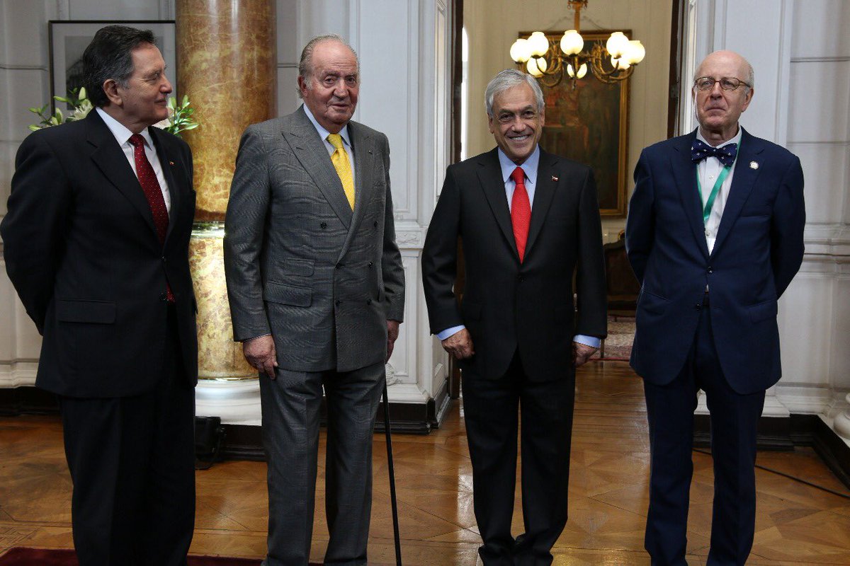 sebastianpinera's tweet photo. Junto al Canciller @robertoampuero, sostuvimos un fructífero encuentro con el Rey de España, su Majestad Don Juan Carlos I, a quien agradecemos su visita al #CambioDeMando, un momento tan importante para todos los chilenos y el resto del mundo https://t.co/ZhLt0xdaqB