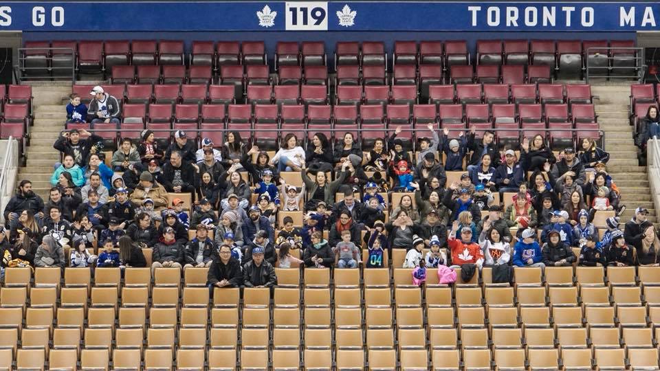 Official_LNHL's tweet image. Moose Cree Host taking a little break before the busy week to enjoy the Leafs practice.  Coach Babcock sitting with Fred Saskamoose, Stan Kapashesit and Brendan Biederman!  Way to go, Moose Cree!