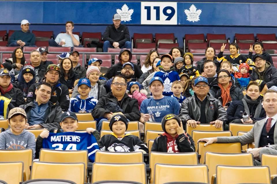 Official_LNHL's tweet image. Moose Cree Host taking a little break before the busy week to enjoy the Leafs practice.  Coach Babcock sitting with Fred Saskamoose, Stan Kapashesit and Brendan Biederman!  Way to go, Moose Cree!
